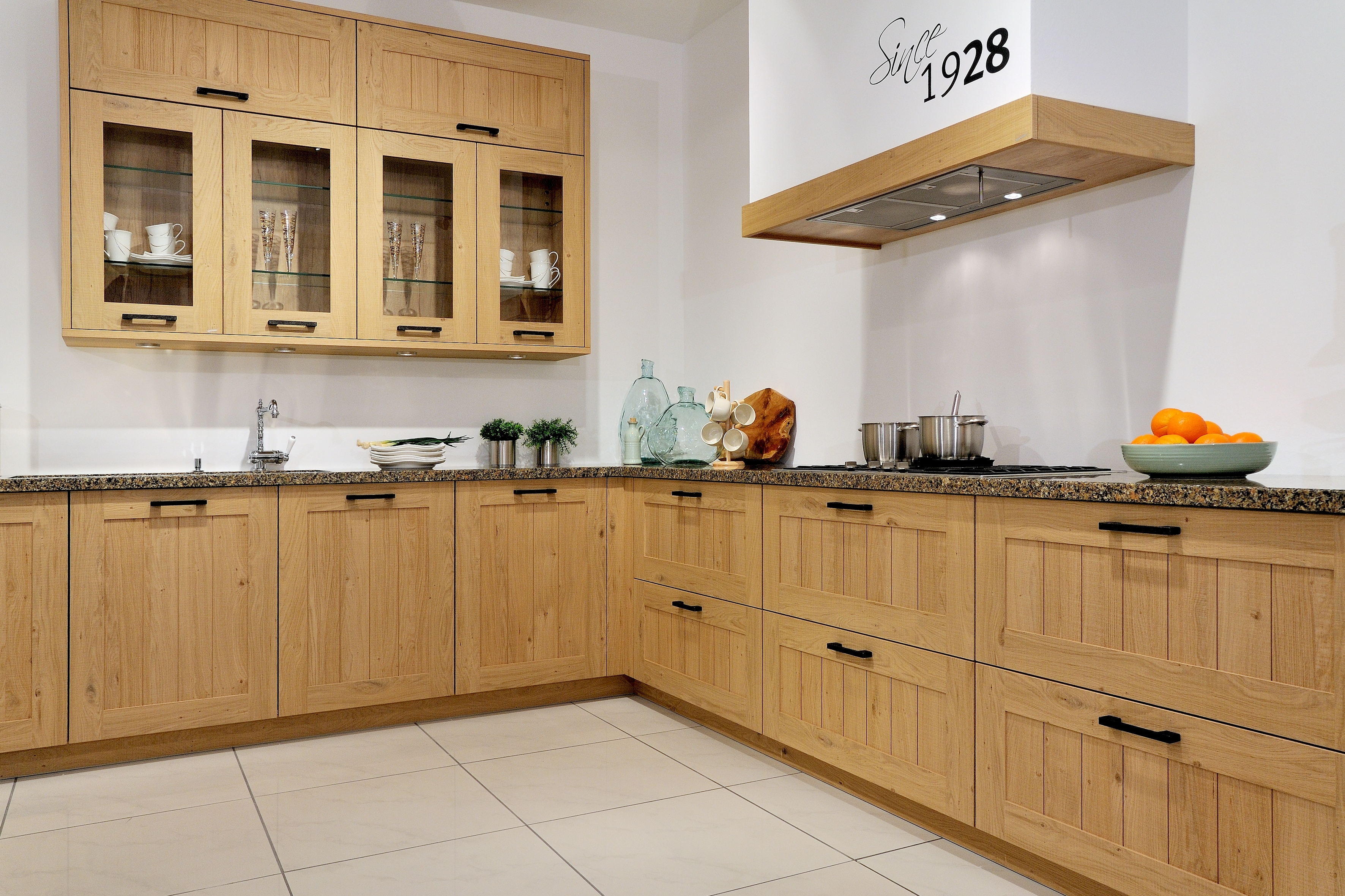 Vollholzküche_mit_Haube_und_Auszug