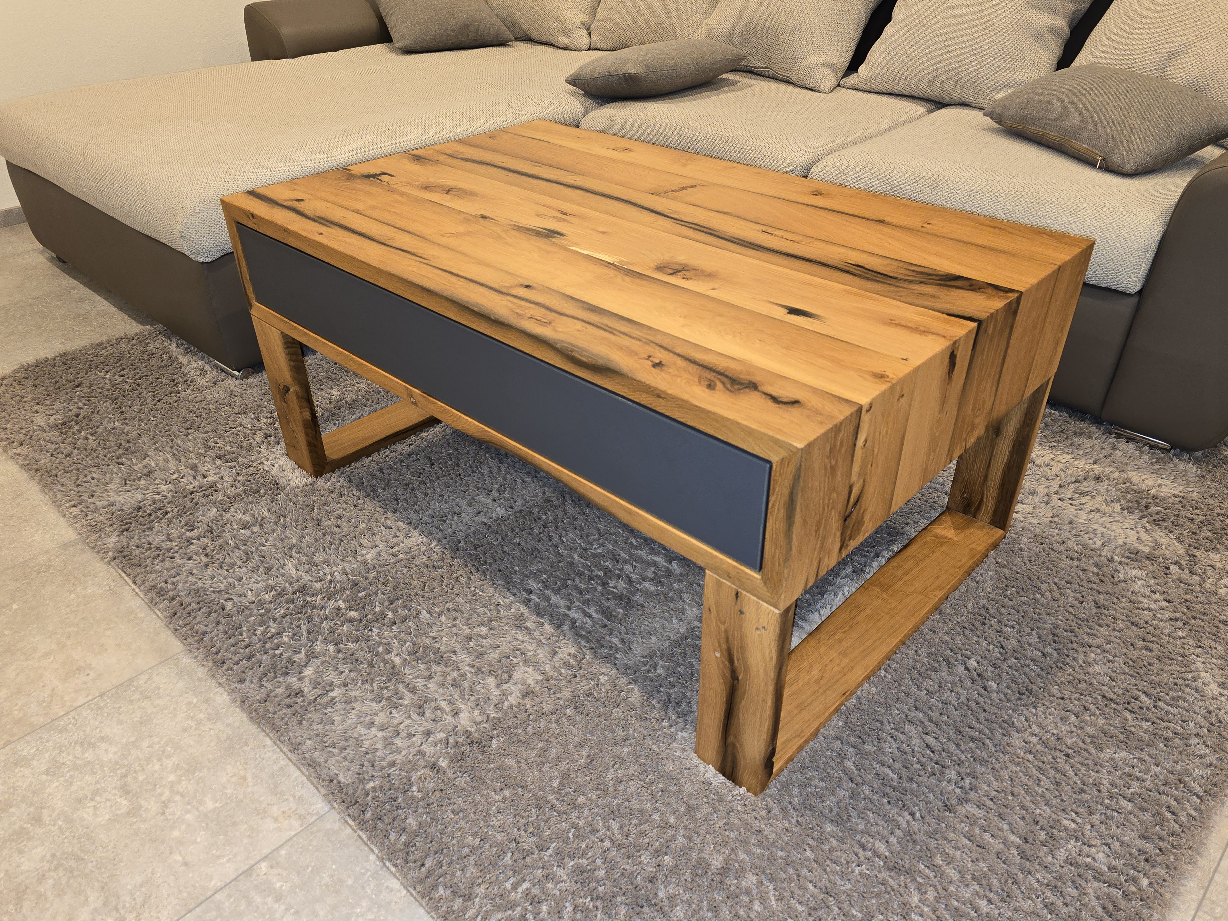 Couchtisch aus Altholz