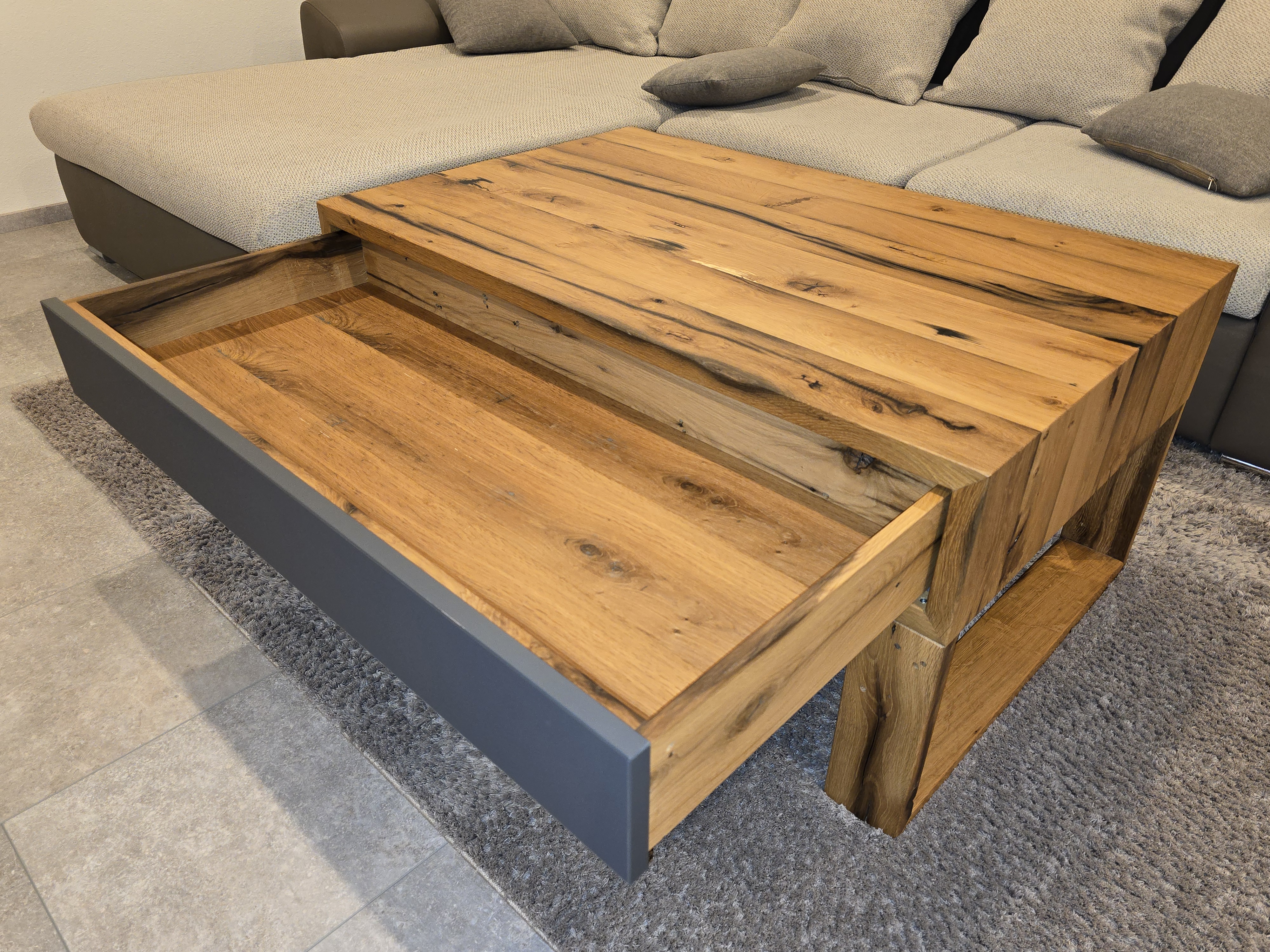 Couchtisch mit Schublade