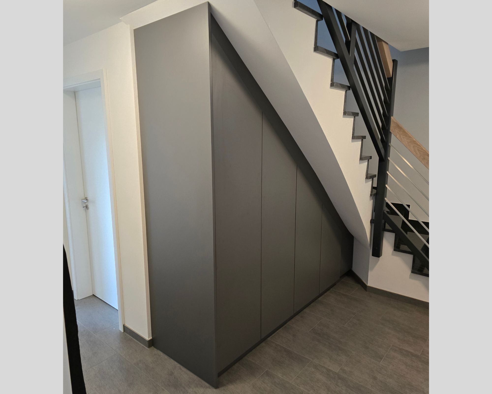 Einbauschrank unter Kellertreppe