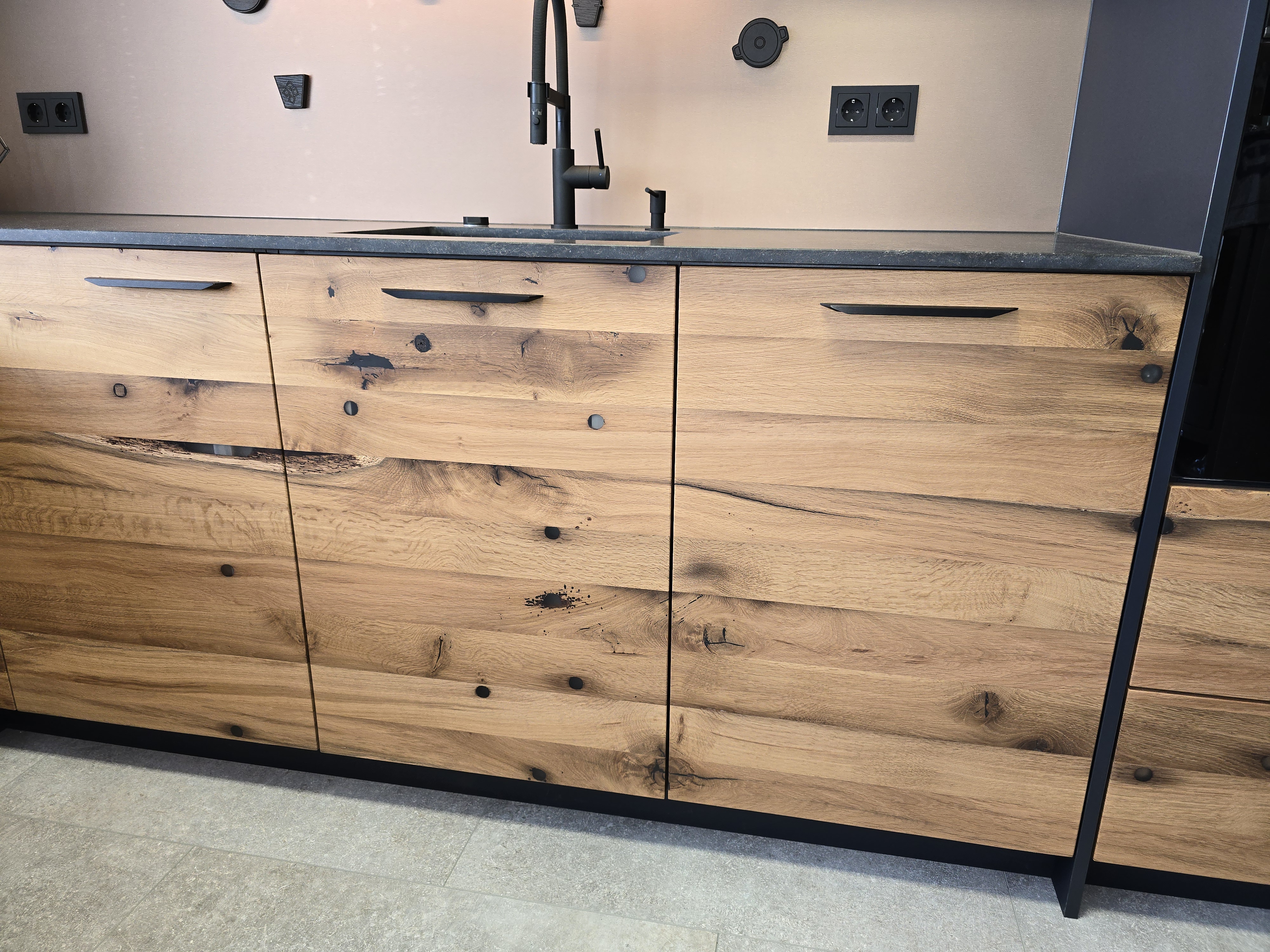 Fronten mit durchgehender Holzmaserung