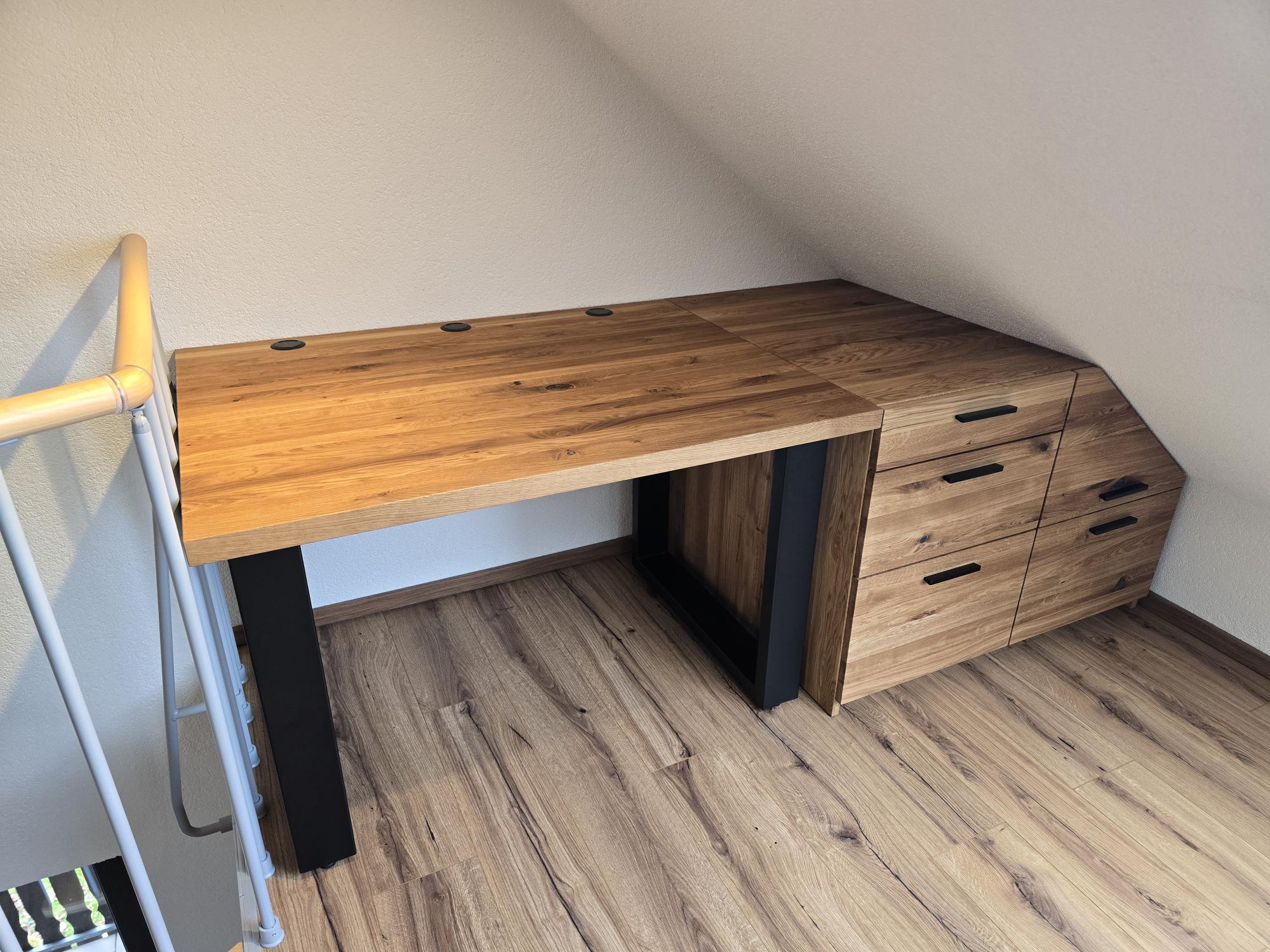 Schreibtisch mit Schrank