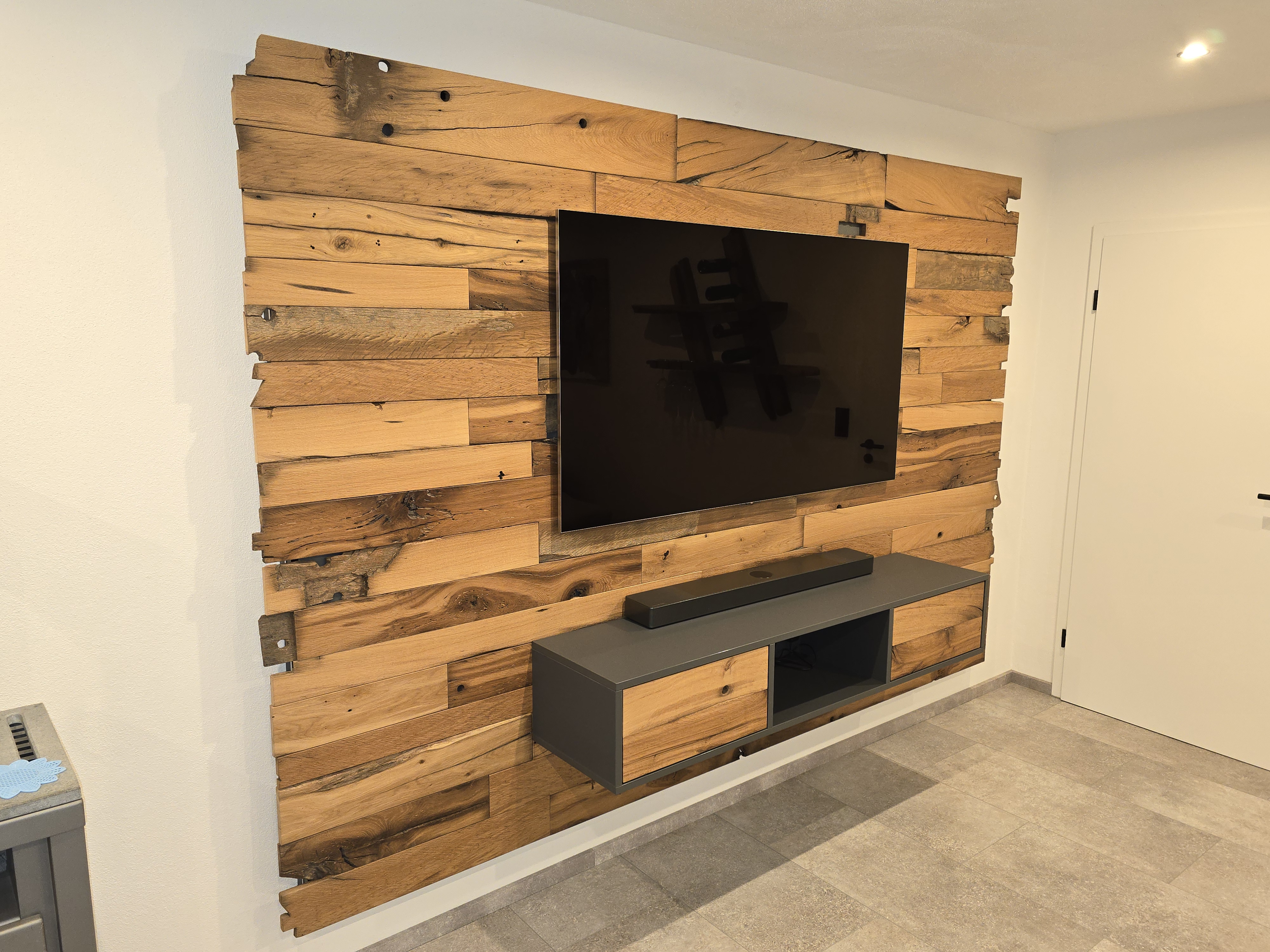 TV-Wand aus Altholz