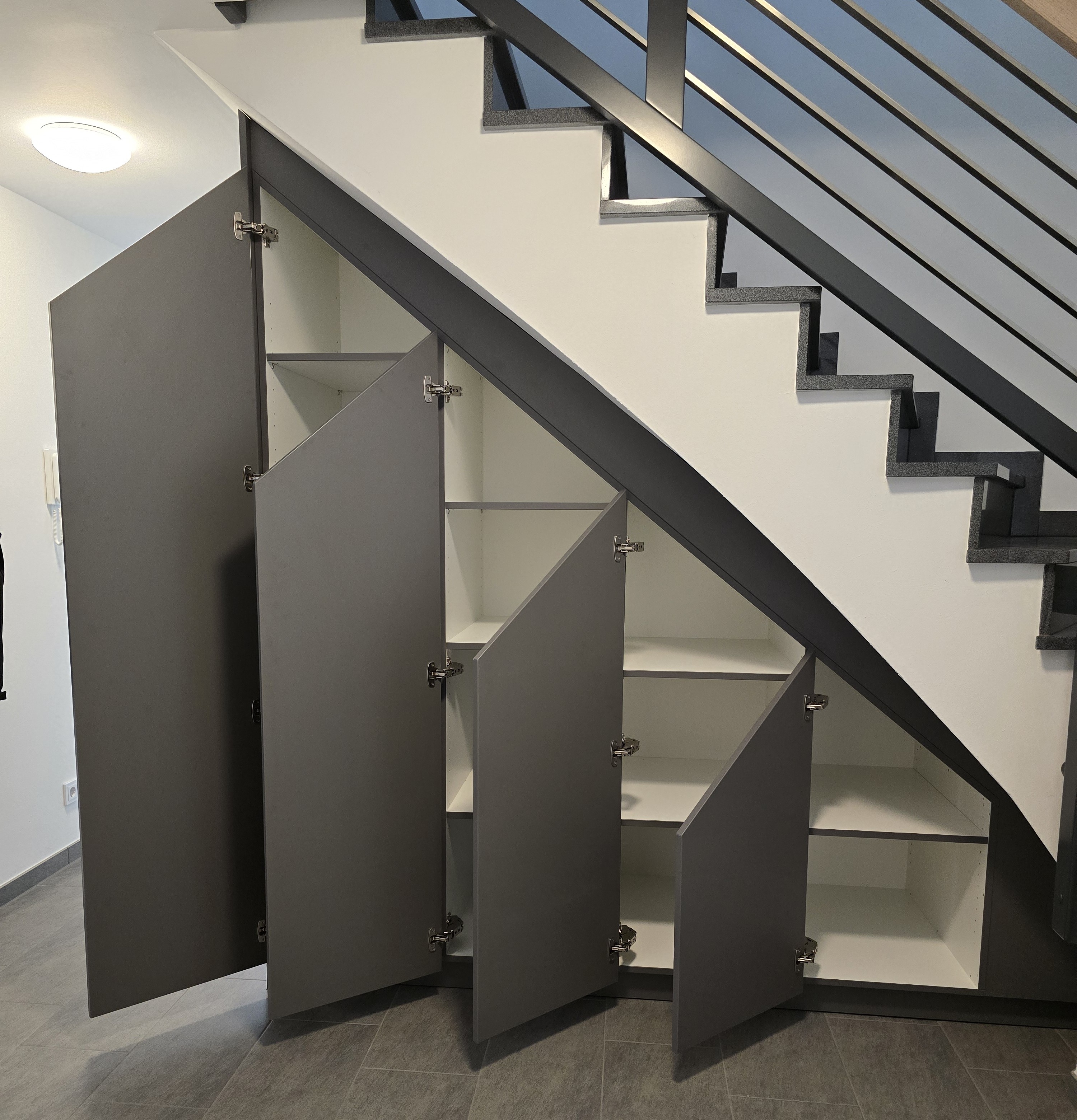 Einbauschrank geöffnet