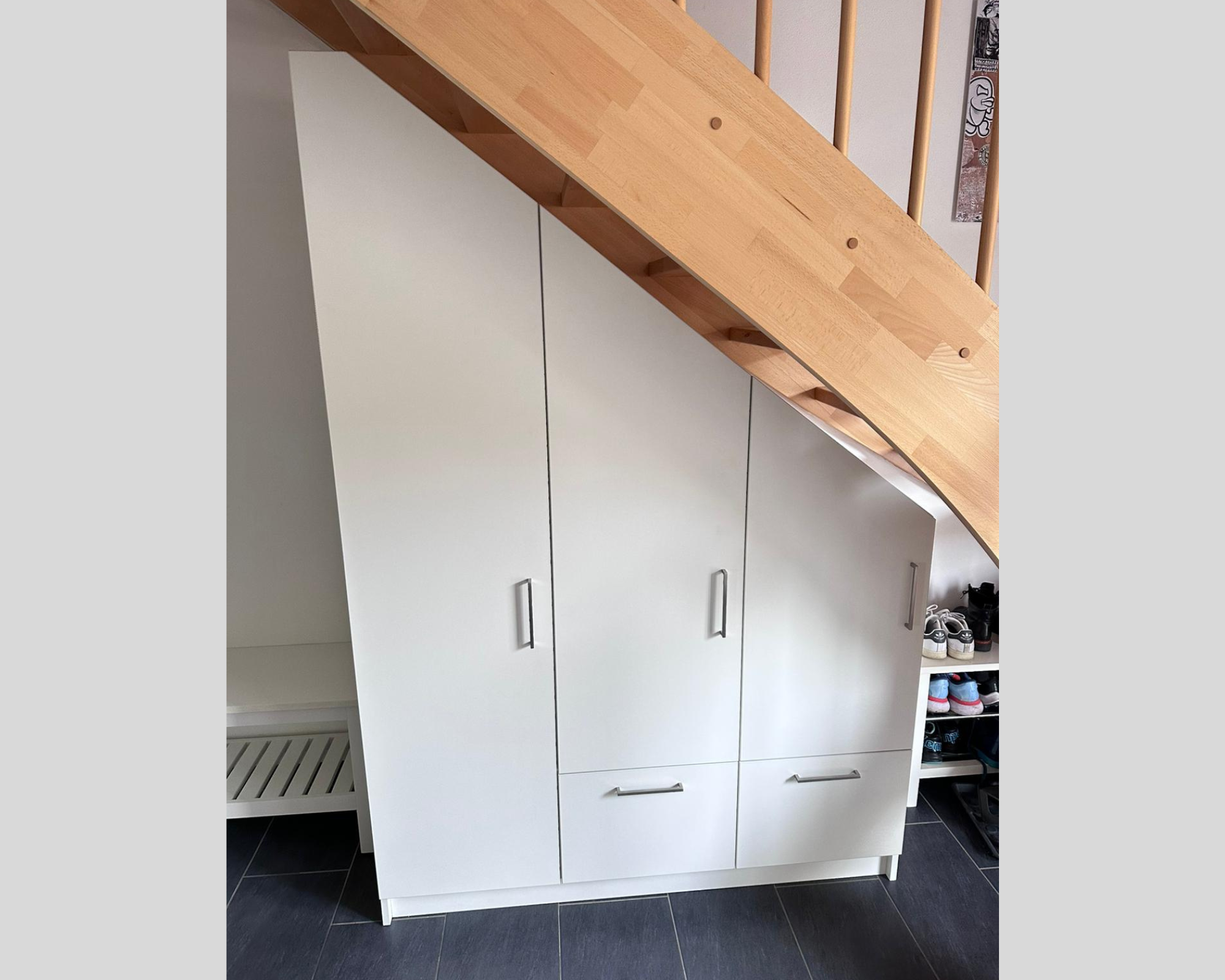 Einbauschrank aus weißen Dekorplatten