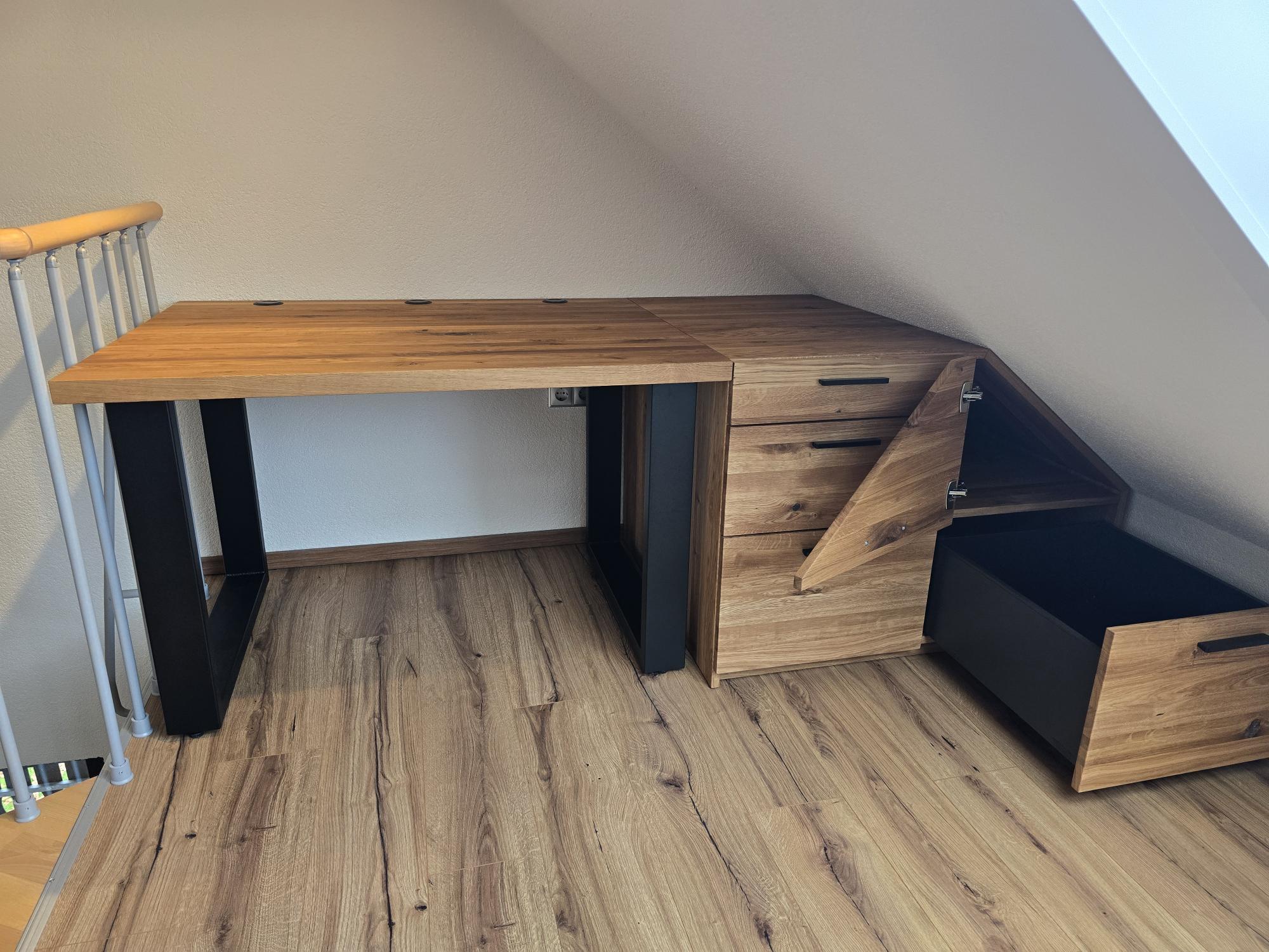 Schreibtisch mit Schrank Tür geöffnet