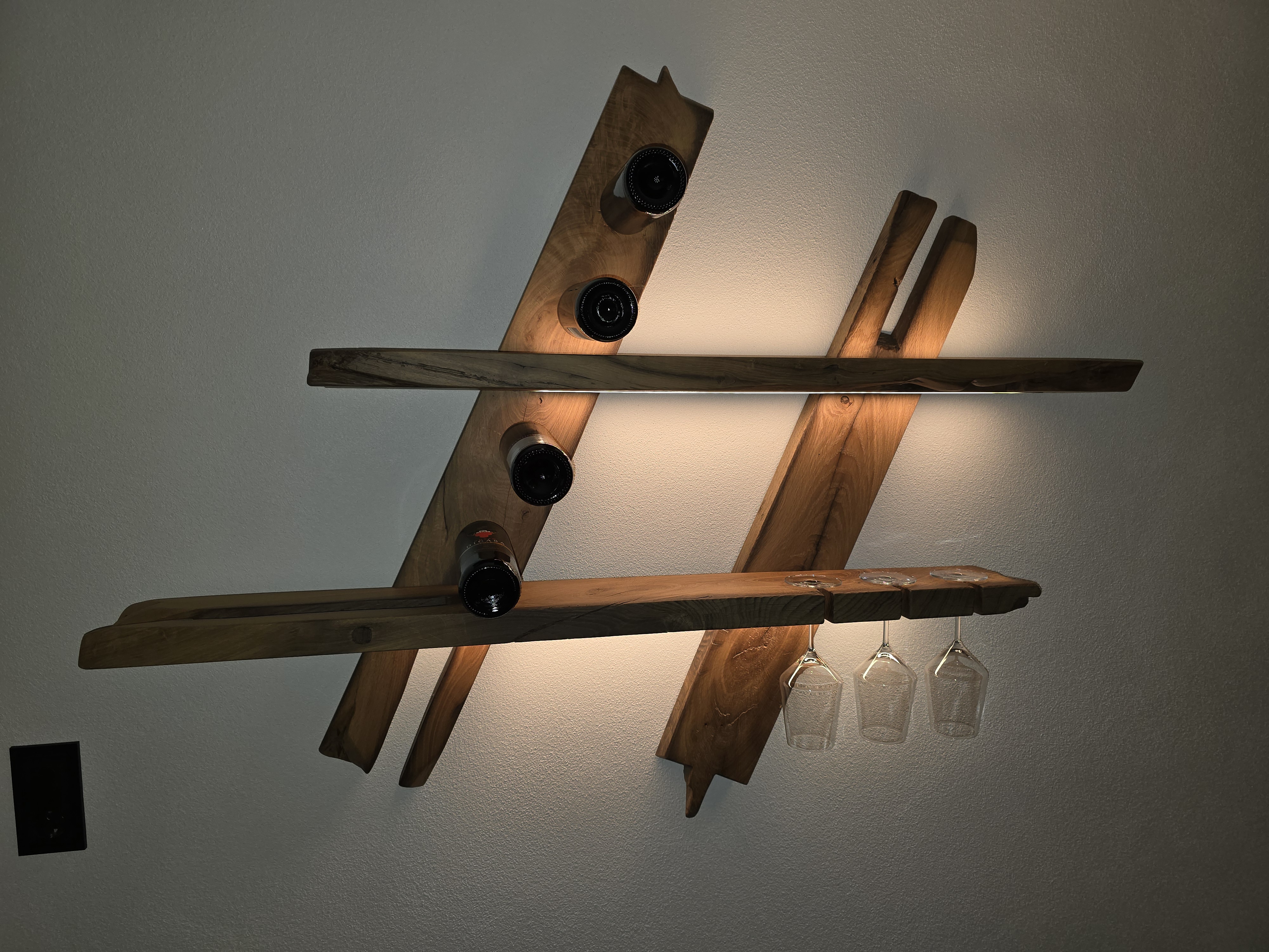 Weinregal mit Beleuchtung