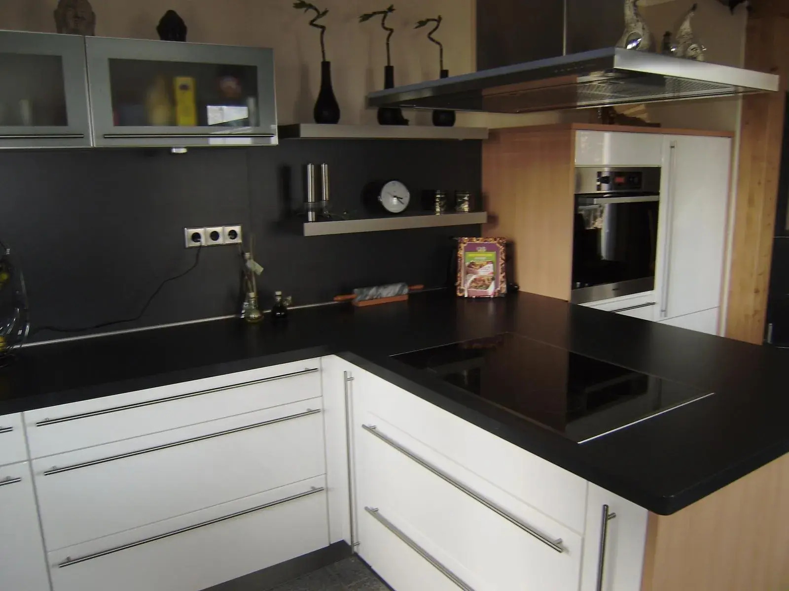 KÜche_mit_schwarzer_Laminat-Arbeitsplatte