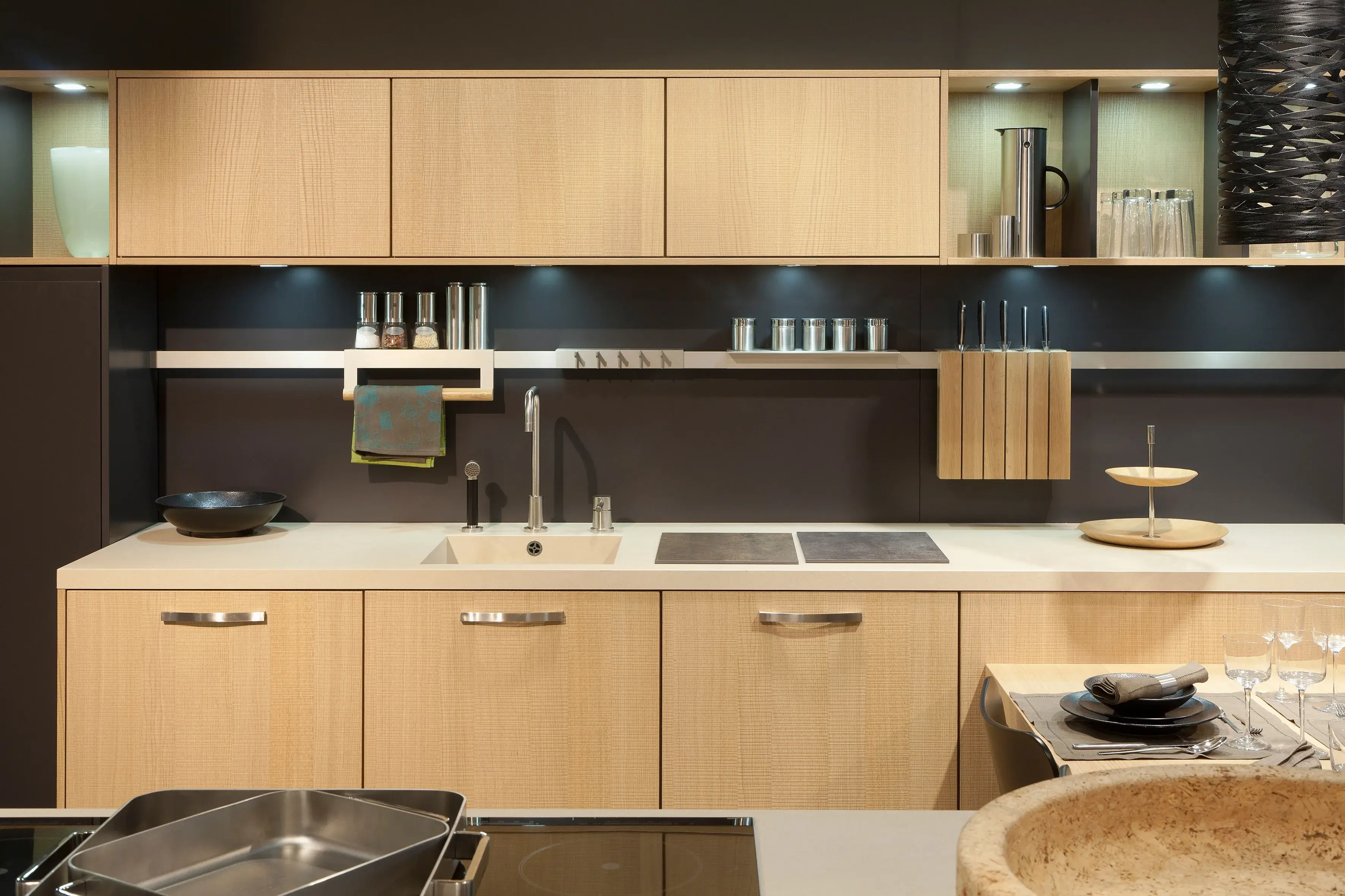 Holzküche_mit_LED-Nische