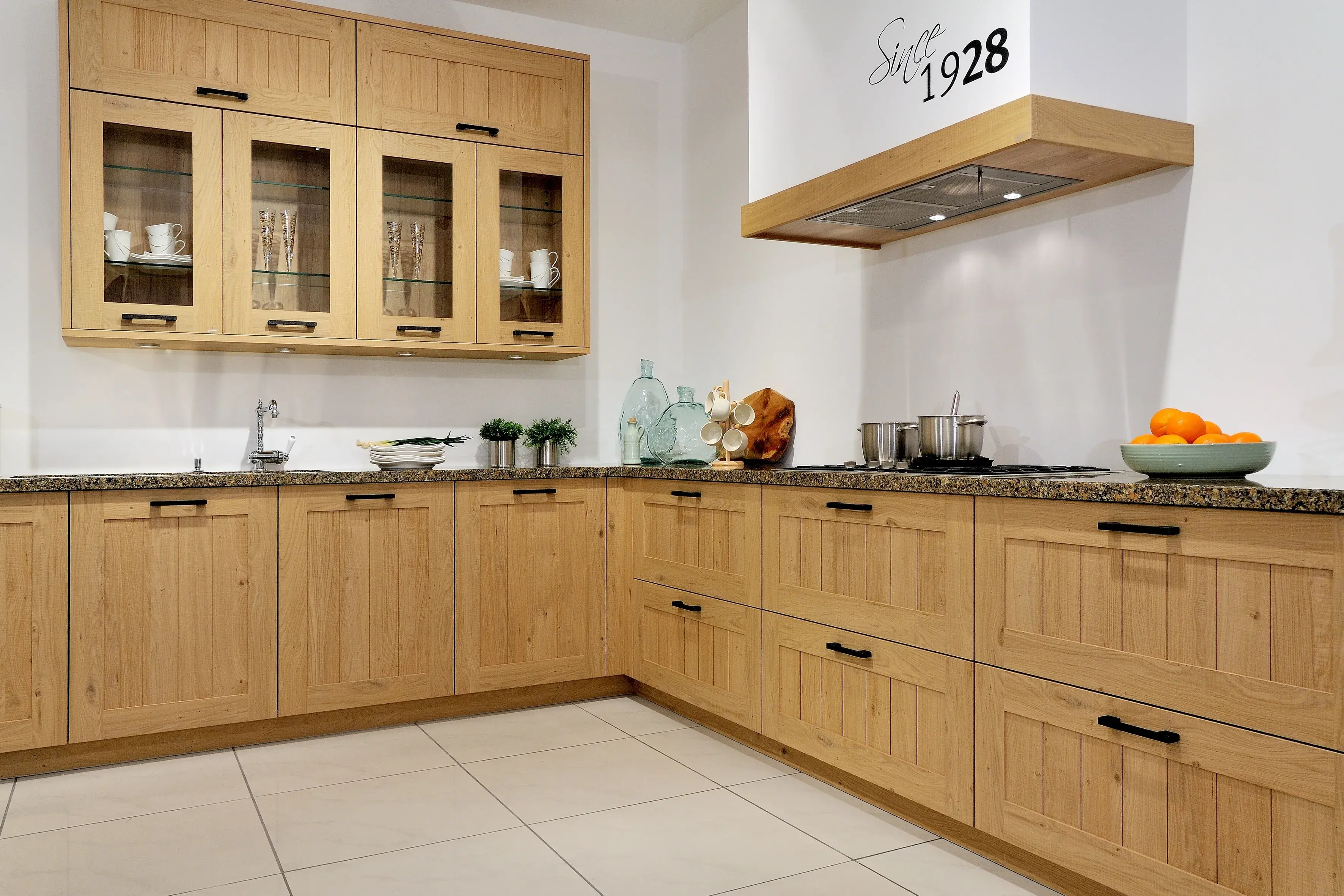 Vollholzküche_mit_Haube_und_Auszug