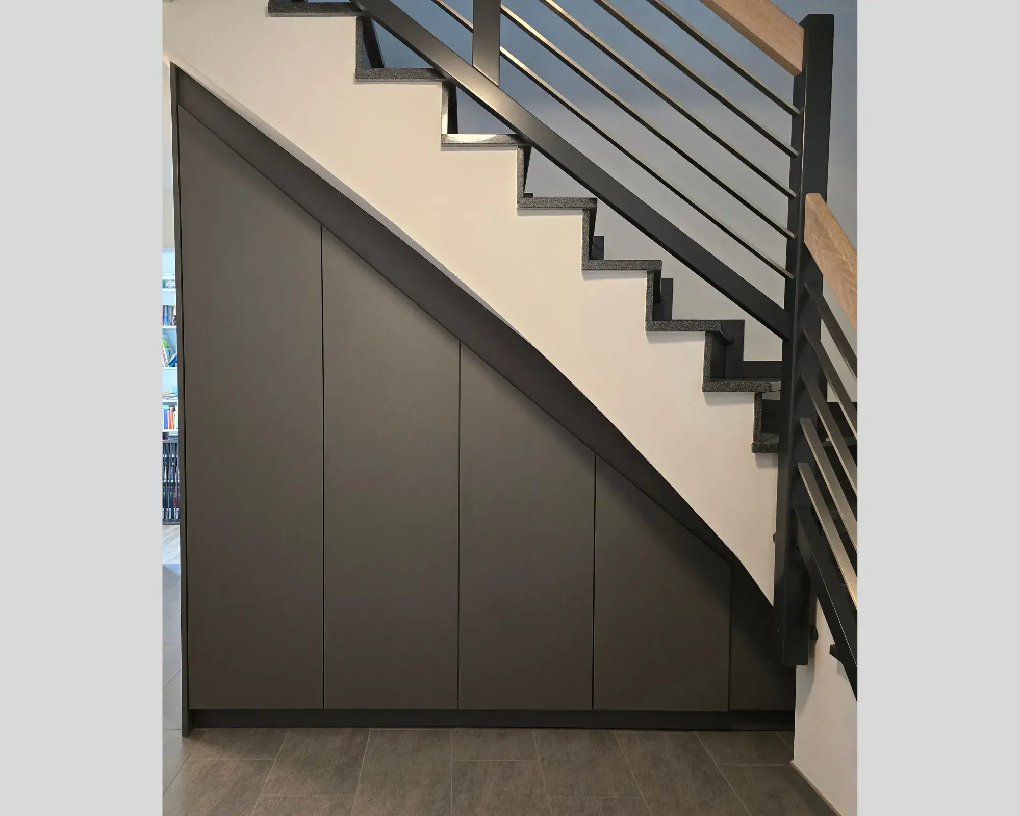 Einbauschrank unter Kellertreppe Front