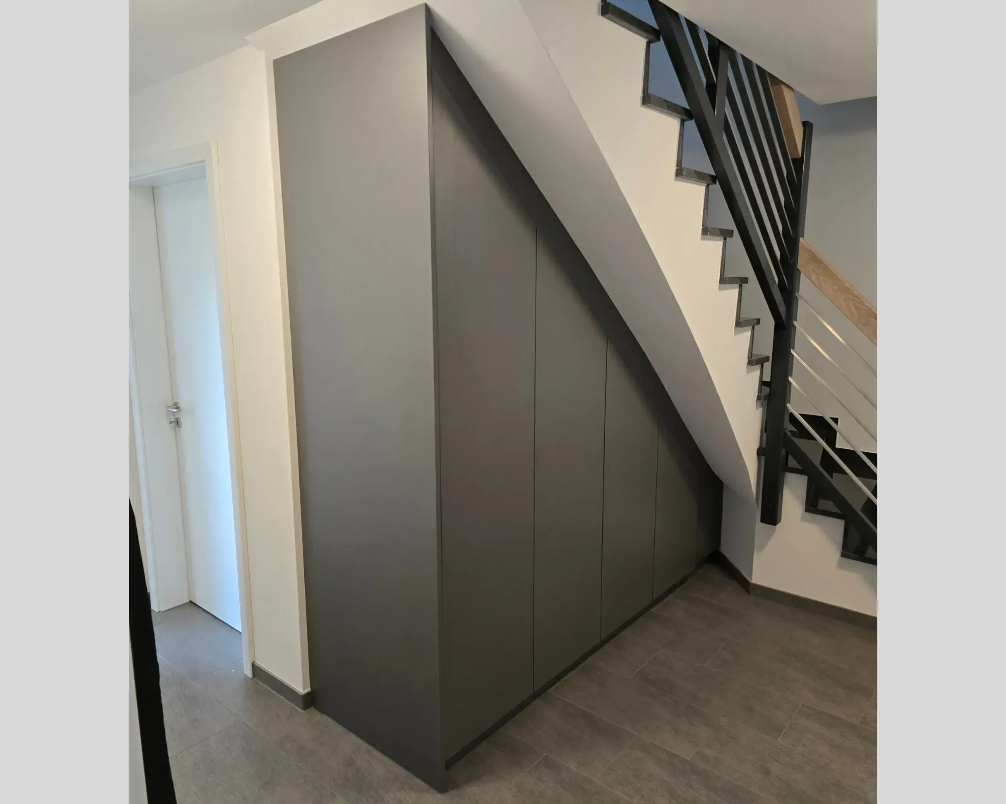 Einbauschrank unter Kellertreppe