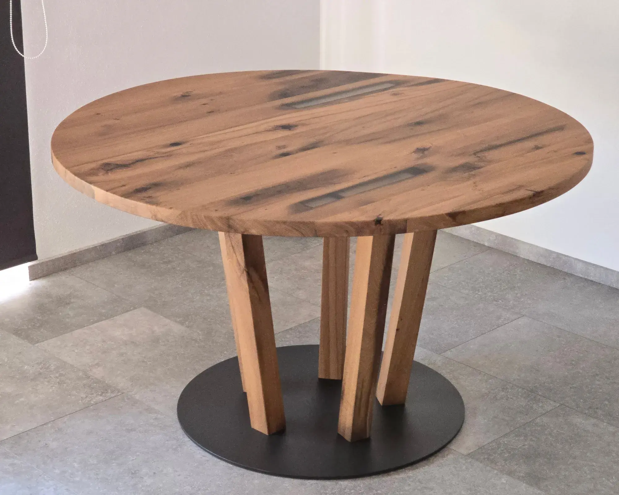 Esstisch aus Altholz