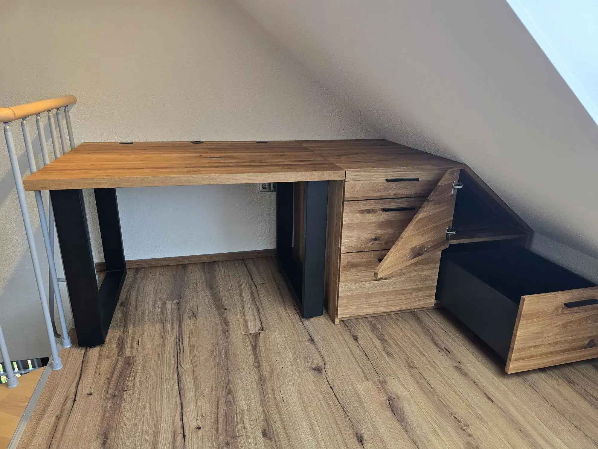 Schreibtisch mit Schrank Tür geöffnet