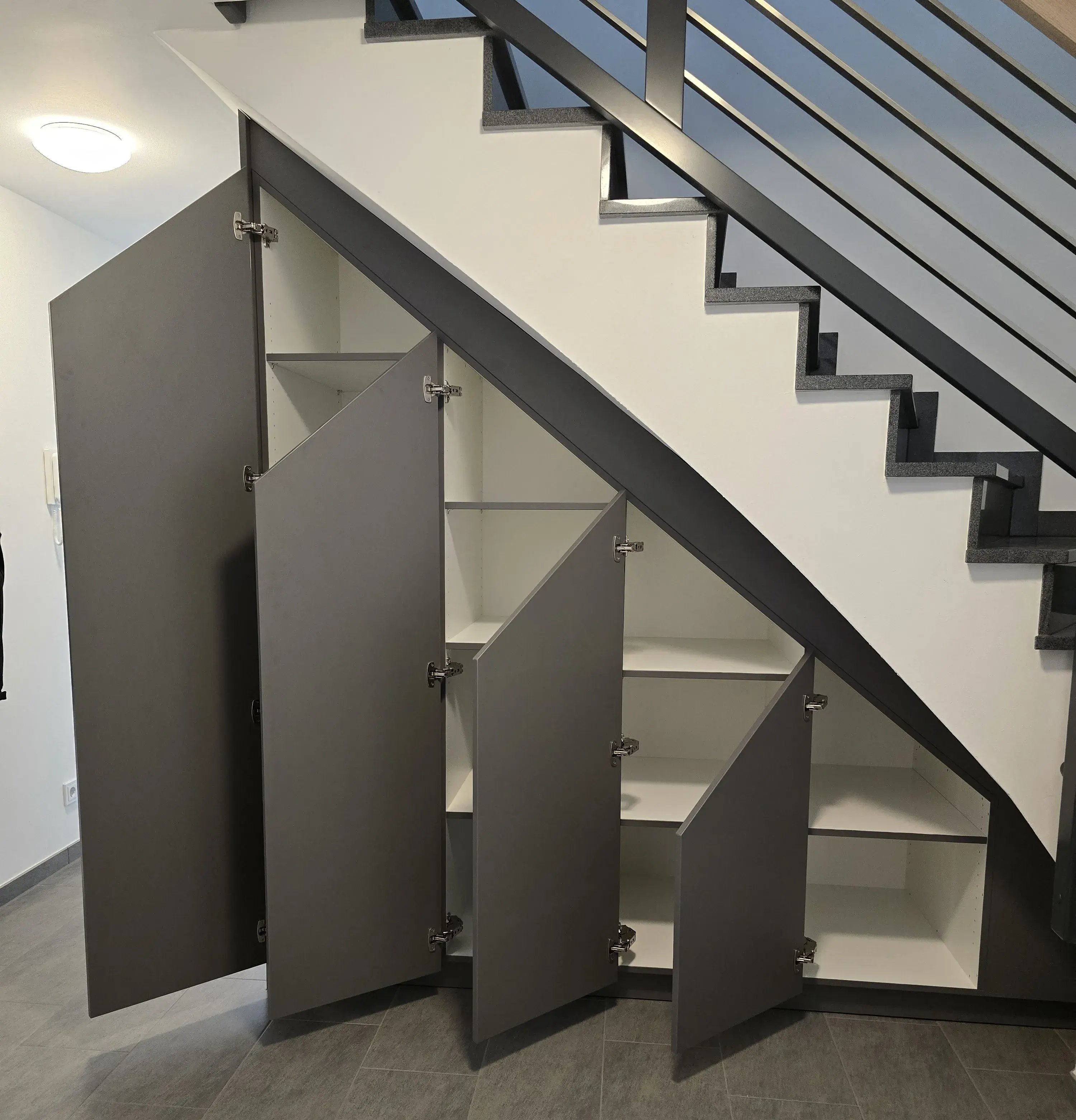 Einbauschrank geöffnet